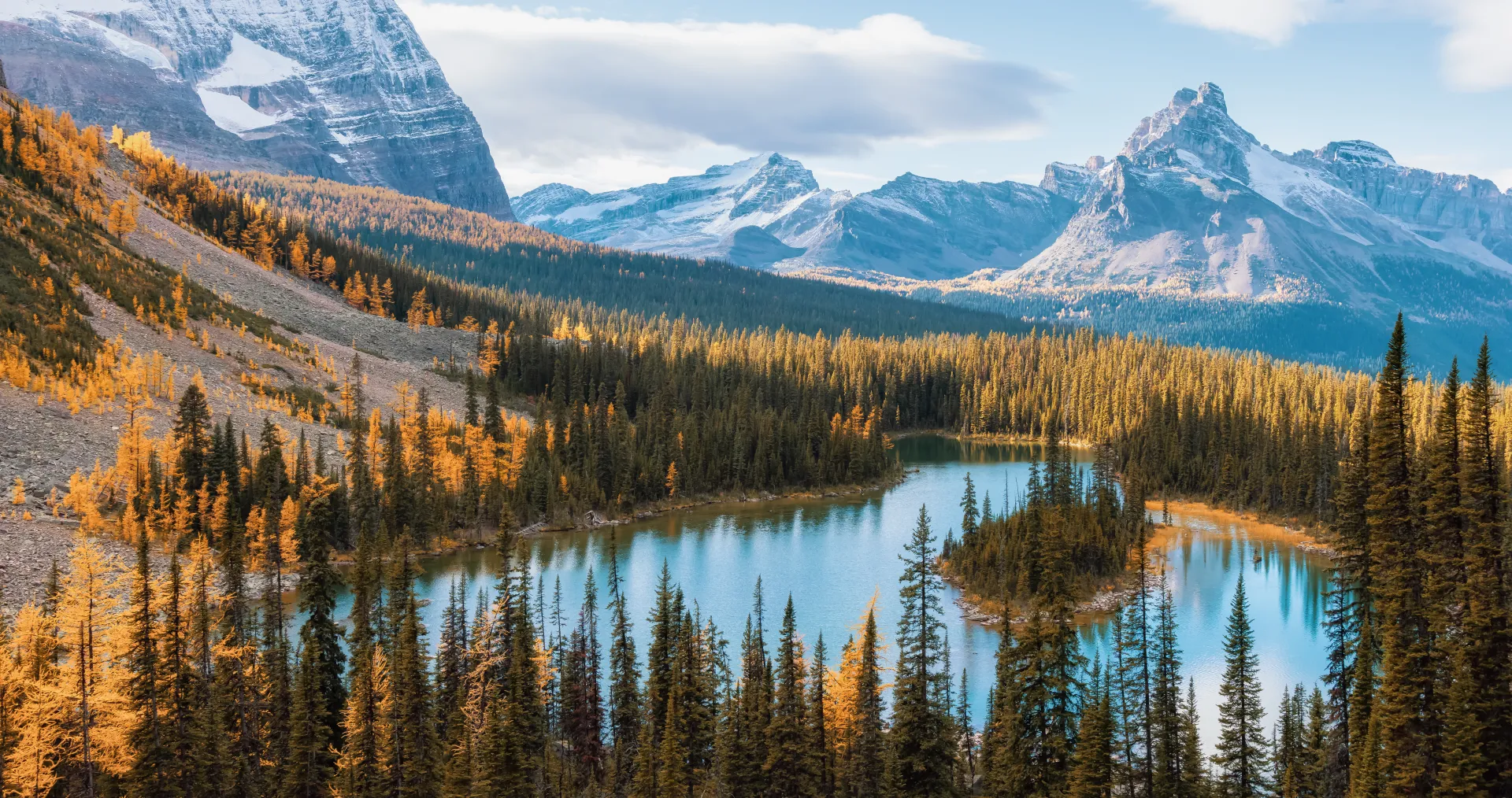 Un lac d’eau bleu pâle alimenté par un glacier, dans les Rocheuses canadiennes.