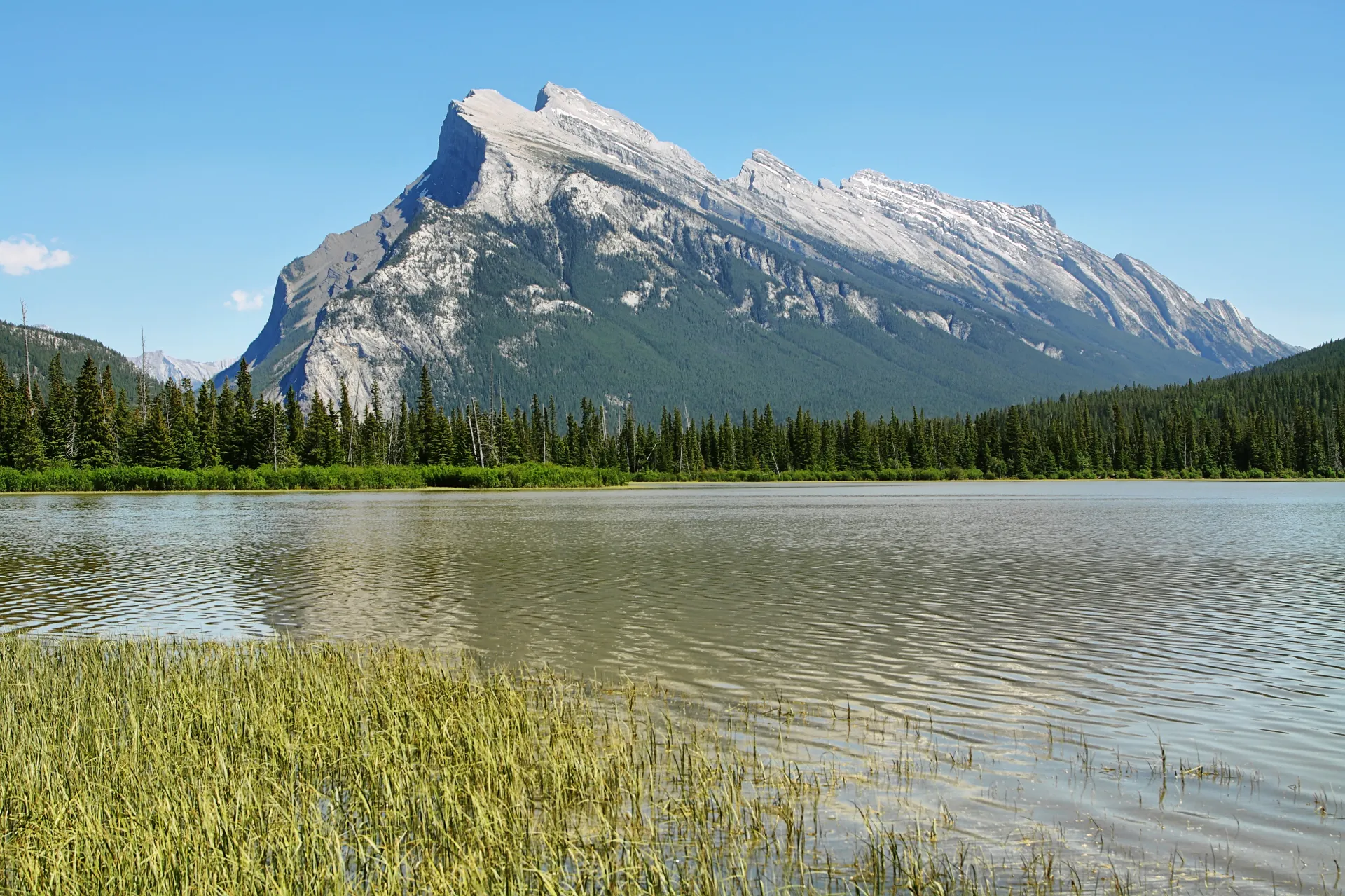 Le mont Rundle se reflète dans la surface immobile des lacs Vermilion, parc national Banff.
